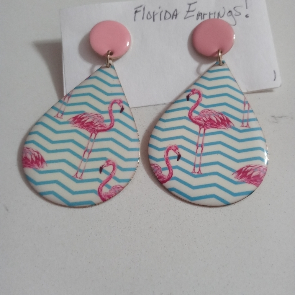 Pair of Flamingo Tear Drop Cosmetic Jewelry Earrings. Metal Golden plain back